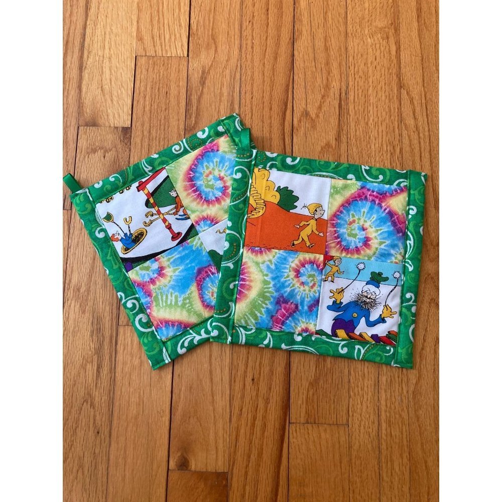2 Doctor Seuss Village Quilted Green Swirl Pot Holders 7 x 8.5 in with hang tag